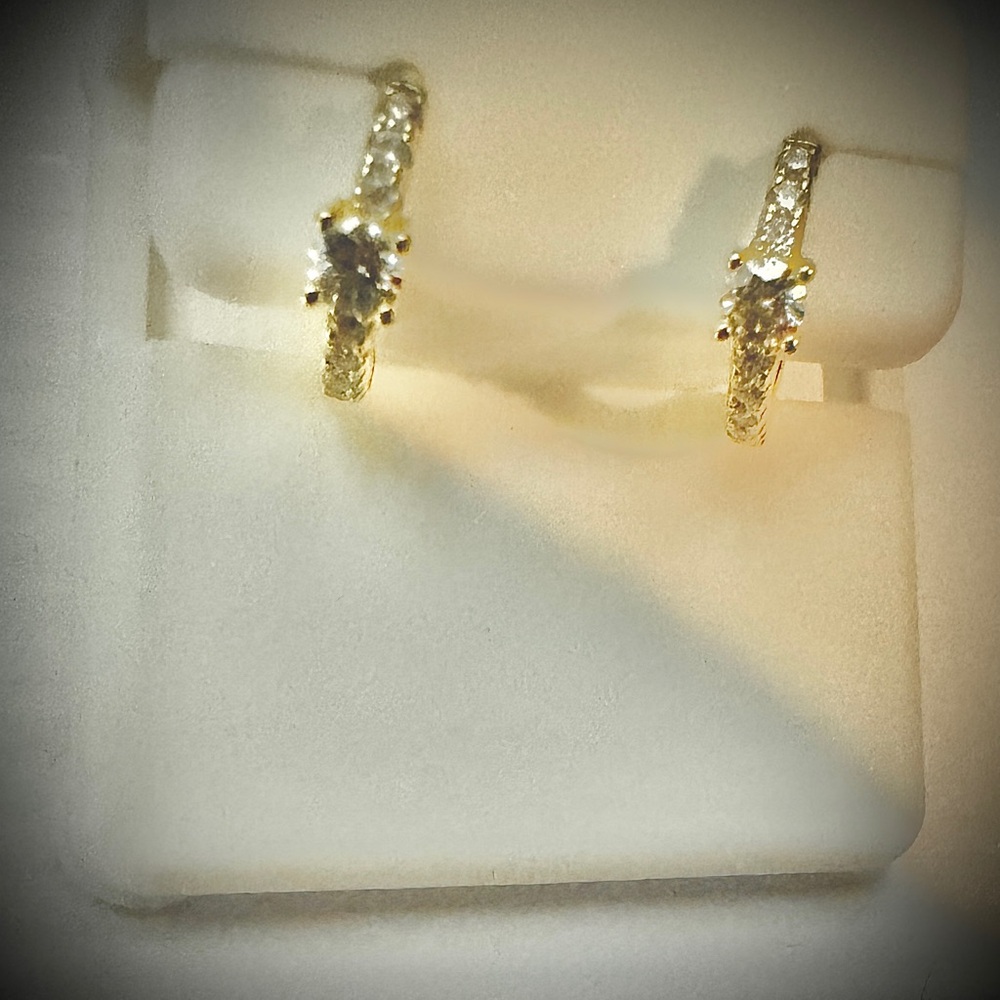 Elegant Gold Women's huggie earrings x2